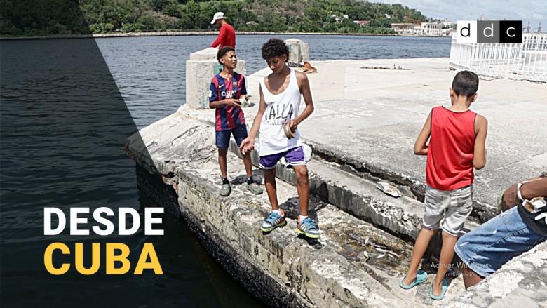 Niños cubanos en el Malecón.