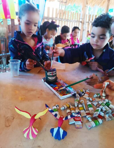 Nens pinten colibrís de fusta
